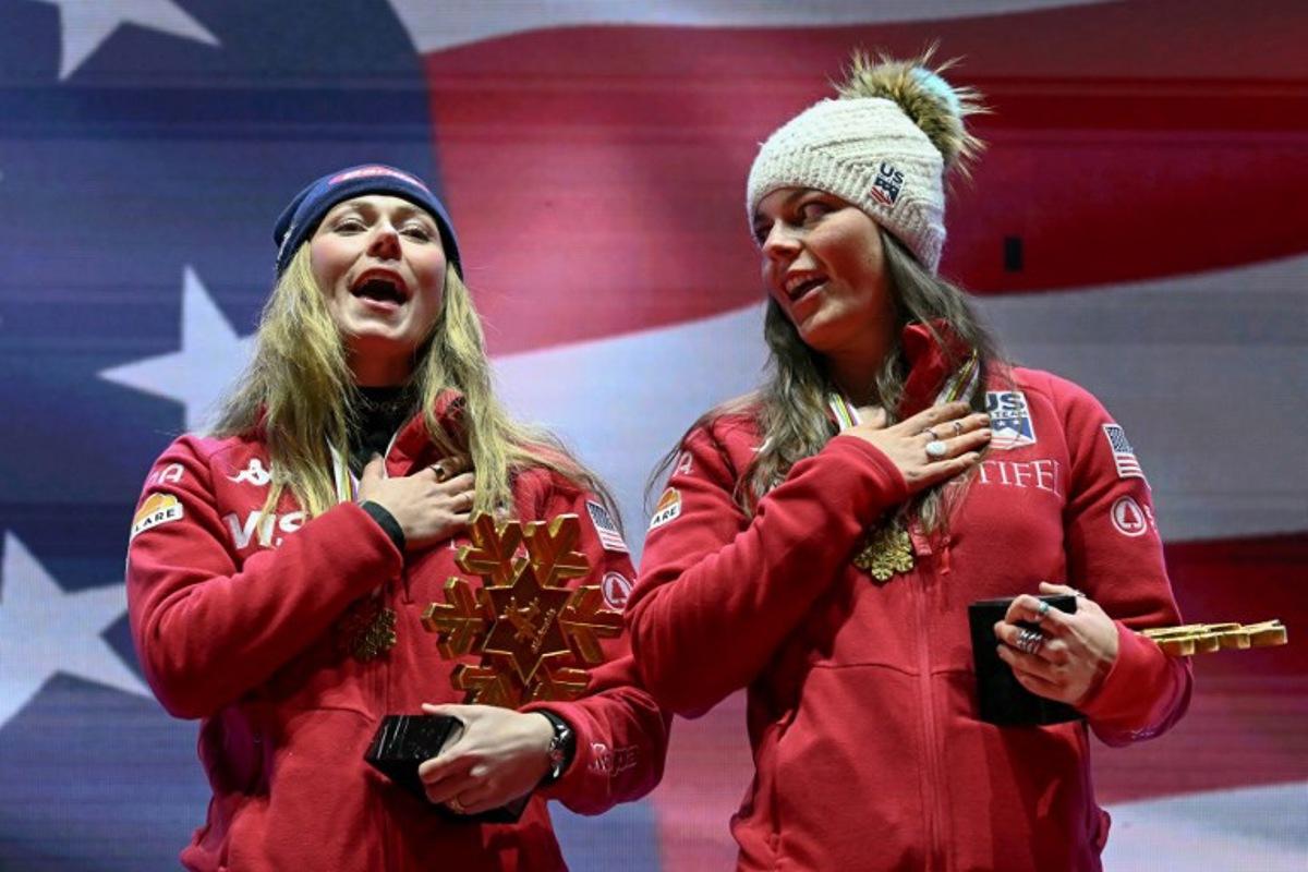 Winner US' Mikaela Shiffrin (L) and US' Breezy Johnson celebrate during the medal ceremony after the Women's Team Combined event of the Saalbach 2025 FIS Alpine World Ski Championships in Hinterglemm on February 11, 2025.  Fabrice COFFRINI / AFP