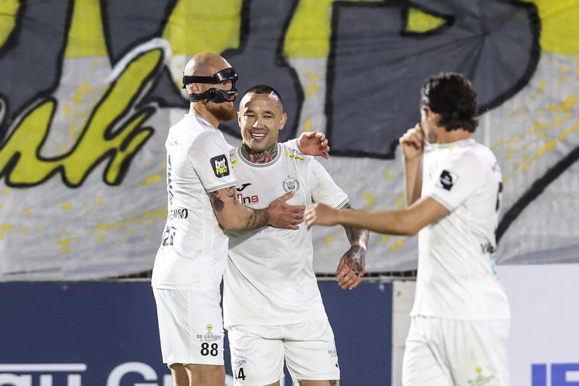 Lokeren's Radja Nainggolan celebrates after scoring during a soccer game between RFC Seraing and KSC Lokeren-Temse, Friday 18 April 2025 in Seraing, on the 30th and last day of the 2024-2025 'Challenger Pro League' 1B second division of the Belgian championship. BELGA PHOTO BRUNO FAHY