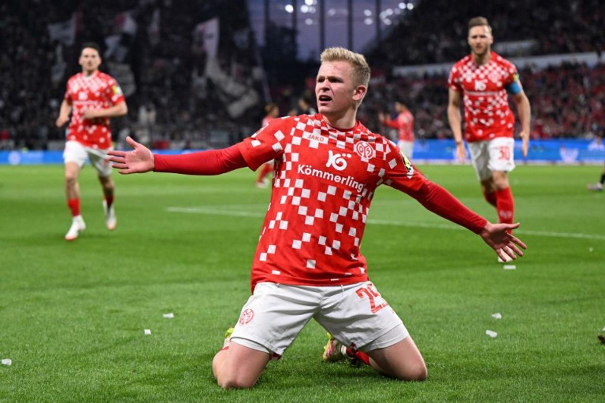 Mainz' German forward #29 Jonathan Burkardt (C) celebrates scoring the 1-1 goal with his teammates during the German first division Bundesliga football match between 1 FSV Mainz 05 and Eintracht Frankfurt in Mainz, western Germany on May 4, 2025.  Kirill KUDRYAVTSEV / AFP