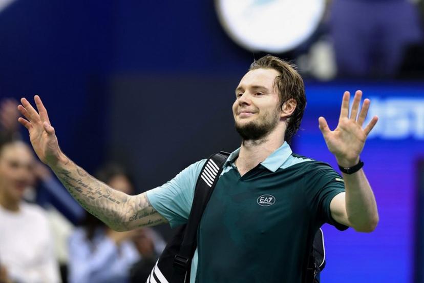 Kazakhstan's Alexander Bublik waves as he leaves the court after losing his men's singles round of 16 tennis match against Italy's Jannik Sinner on day nine of the US Open tennis tournament at the USTA Billie Jean King National Tennis Center in New York City, on September 1, 2025.  CHARLY TRIBALLEAU / AFP