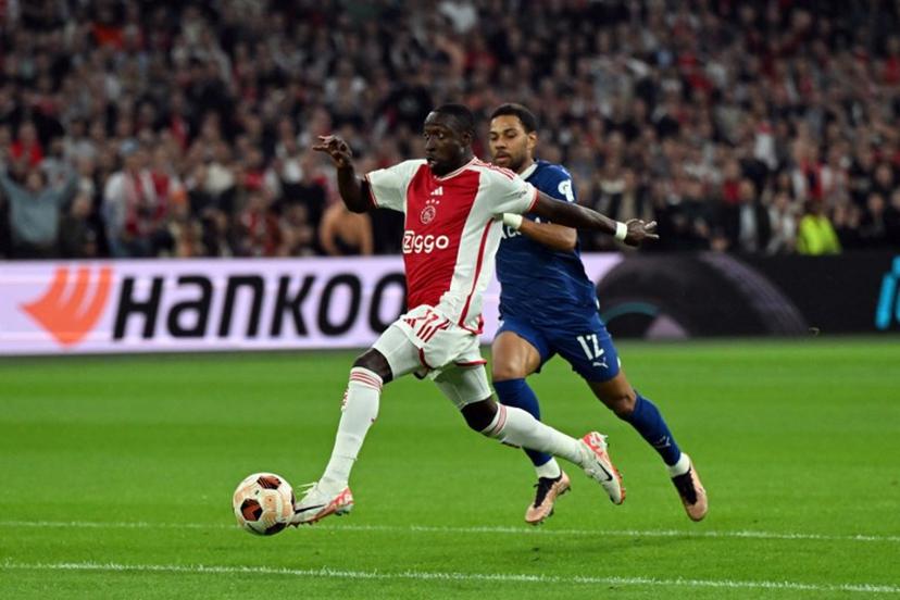Ajax' forward #11 Portuguese Carlos Forbs (L) fights for the ball with Marseille's Italian-Brazilian defender #12 Renan Lodi (R) during the Europa League Group B football match between AFC Ajax and Olympique Marseille at Johan Cruijff ArenA in Amsterdam, on September 21, 2023.  Olaf Kraak / ANP / AFP