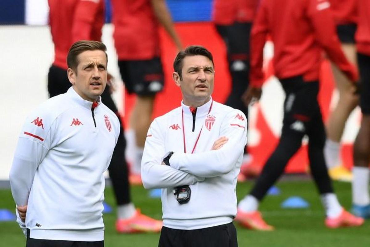 Monaco's Croatian deputy coach Robert Kovac (R) speaks with Monaco's British tactical analyst Aaron Briggs during a training session at the Stade de France stadium, in Saint-Denis, on the outskirts of Paris, on May 18, 2021 on the eve of the French Cup final between Paris Saint-Germain and Monaco.  FRANCK FIFE / AFP