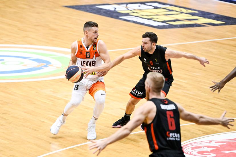 Leuven's Zan Kosic and Brussels' Sergio Llorente pictured in action during a basketball match between Leuven Bears and Brussels Basketball, Wednesday 02 November 2022 in Leuven, on day 5 of the National Round Belgium in the 'BNXT League' Belgian first division basket championships. BELGA PHOTO TOM GOYVAERTS