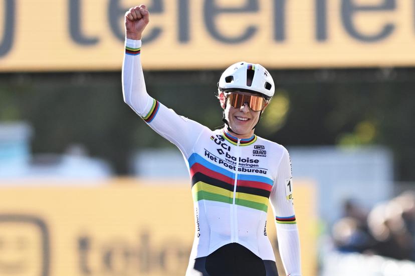 Netherlands' Lucinda Brand celebrates after winning the women's elite race of the Superprestige Overijse cyclocross cycling event, Sunday 25 October 2026 in Overijse, the first race of the Superprestige competition. BELGA PHOTO DAVID PINTENS