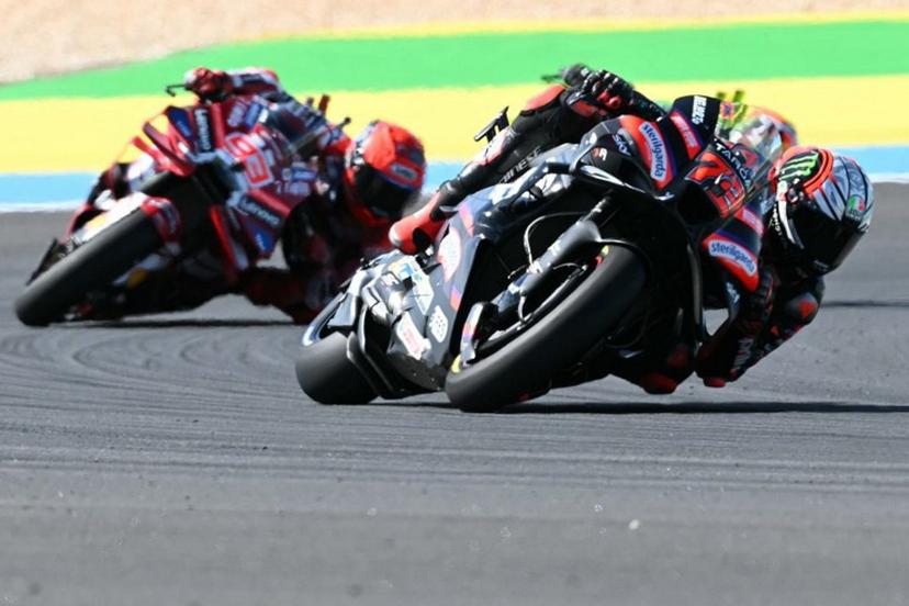 Aprilia Racing's Italian rider Marco Bezzecchi (R) and Ducati Lenovo's Spanish rider Marc Marquez compete during the MotoGP race of the Grand Prix of Brazil, at the Ayrton Senna International racetrack in Goiania, state of Goias, Brazil, on March 22, 2026.  EVARISTO SA / AFP