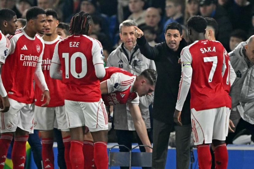 Arsenal's Spanish manager Mikel Arteta speaks with his players during a break in play during the English Premier League football match between Brighton and Hove Albion and Arsenal at the American Express Community Stadium in Brighton, southern England on March 4, 2026.  Glyn KIRK / AFP