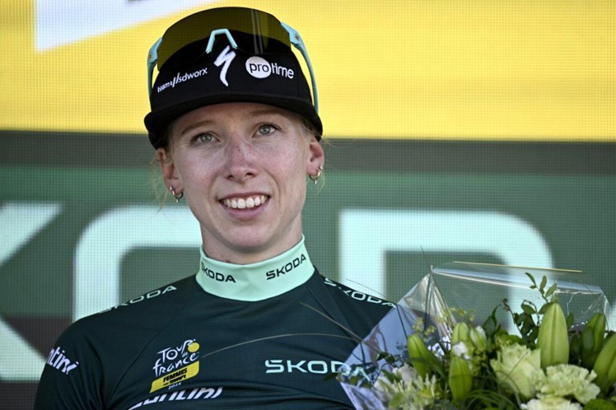 Team SD Worx - Protime's Dutch rider Lorena Wiebes celebrates her green jersey of best sprinter on the podium after the 7th stage (out of 9) of the fourth edition of the Women's Tour de France cycling race, 159.7 km from Bourg-en-Bresse to Chambéry, in Chambéry, south-eastern France on August 1, 2025.  JULIEN DE ROSA / AFP