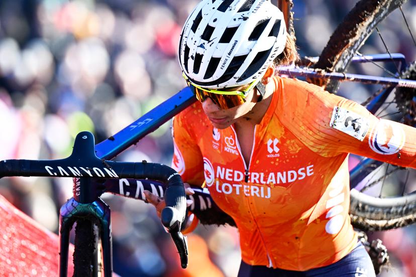 Dutch Ceylin Del Carmen Alvarado pictured in action during the women elite race, at the UCI Cyclocross World Championships, in Lievin, France, Saturday 01 February 2025. The world championships are taking place from 31 January until 02 February. BELGA PHOTO JASPER JACOBS