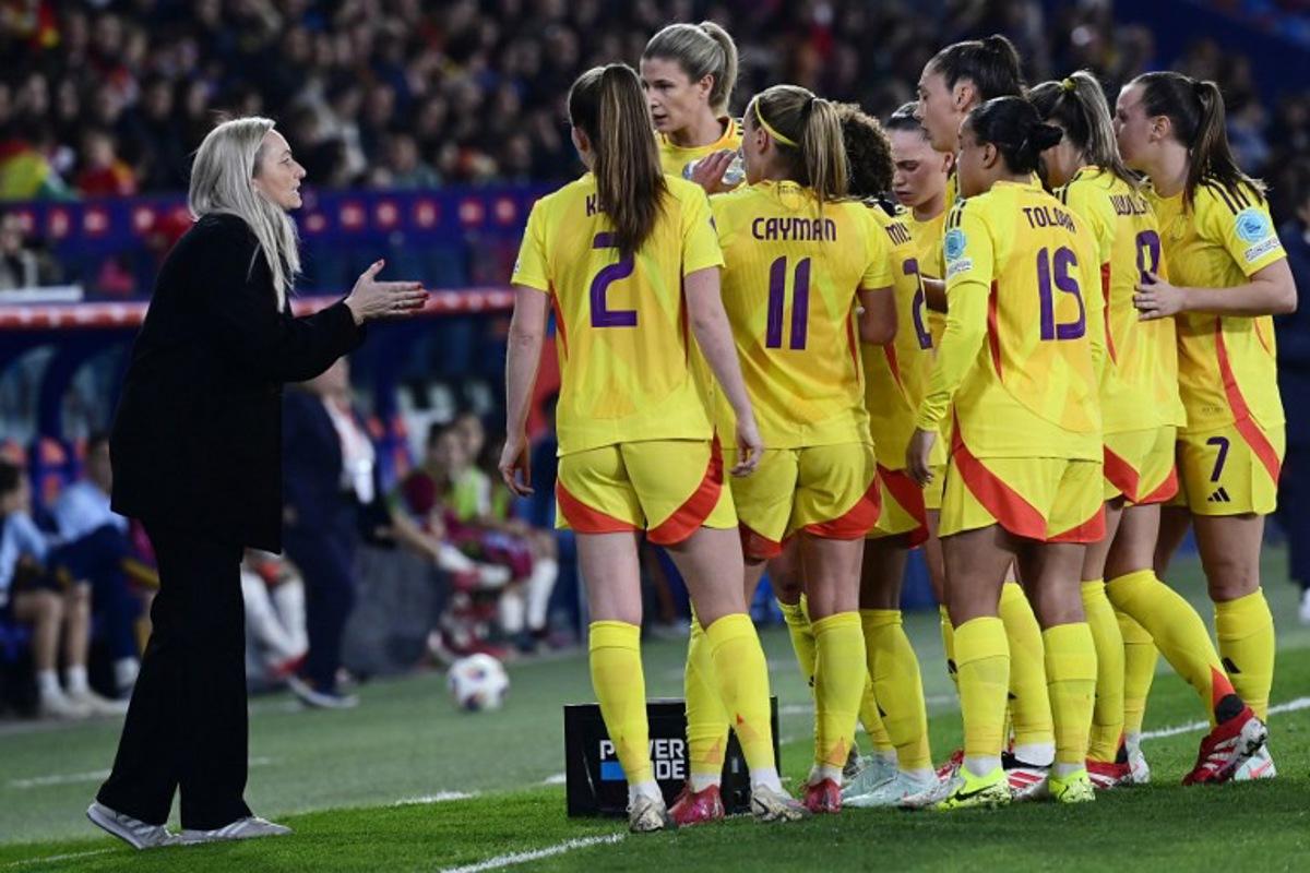 Belgium's Finnish coach Elisabet Gunnarsdottir speaks to her players during the UEFA Women's Nations League group A3 football match between Spain and Belgium at Ciutat de Valencia stadium in Valencia on February 21, 2025.  JOSE JORDAN / AFP