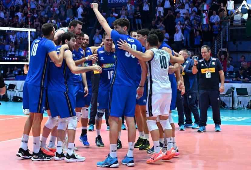 Italy's national volleyball team players celebrate after winning the Men's EuroVolley 2023 European championship semi-final match between Italy and France, at the Palalottomatica stadium in Rome, on September 14, 2023.  Andreas SOLARO / AFP