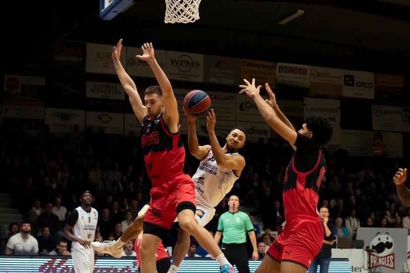 Spirou's Lukijan Zecevic and Mechelen's Joshua Heath pictured during a basketball match between Kangoeroes Mechelen and Spirou Charleroi, Saturday 01 November 2025 in Mechelen, on day 6 of the 'BNXT League' Belgian/ Dutch first division basket championship. BELGA PHOTO KRISTOF VAN ACCOM