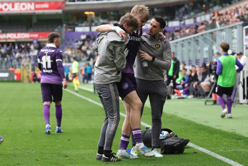 Anderlecht's Nathan De Cat lies injured on the ground during a soccer match between RSCA Anderlecht and KAA Gent, Sunday 12 April 2026 in Gent, on the second day of the Champion's Play-off (PO1) of the 2025-2026 'Jupiler Pro League' first division of the Belgian championship. BELGA PHOTO VIRGINIE LEFOUR