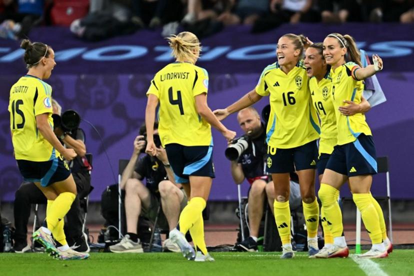 Sweden's players celebrate after Sweden's forward #09 Kosovare Asllani (R) scored her team's first goal during the UEFA Women's Euro 2025 quarter-final football match between Sweden and England at Letzigrund Stadium in Zurich, on July 17, 2025.  Fabrice COFFRINI / AFP
