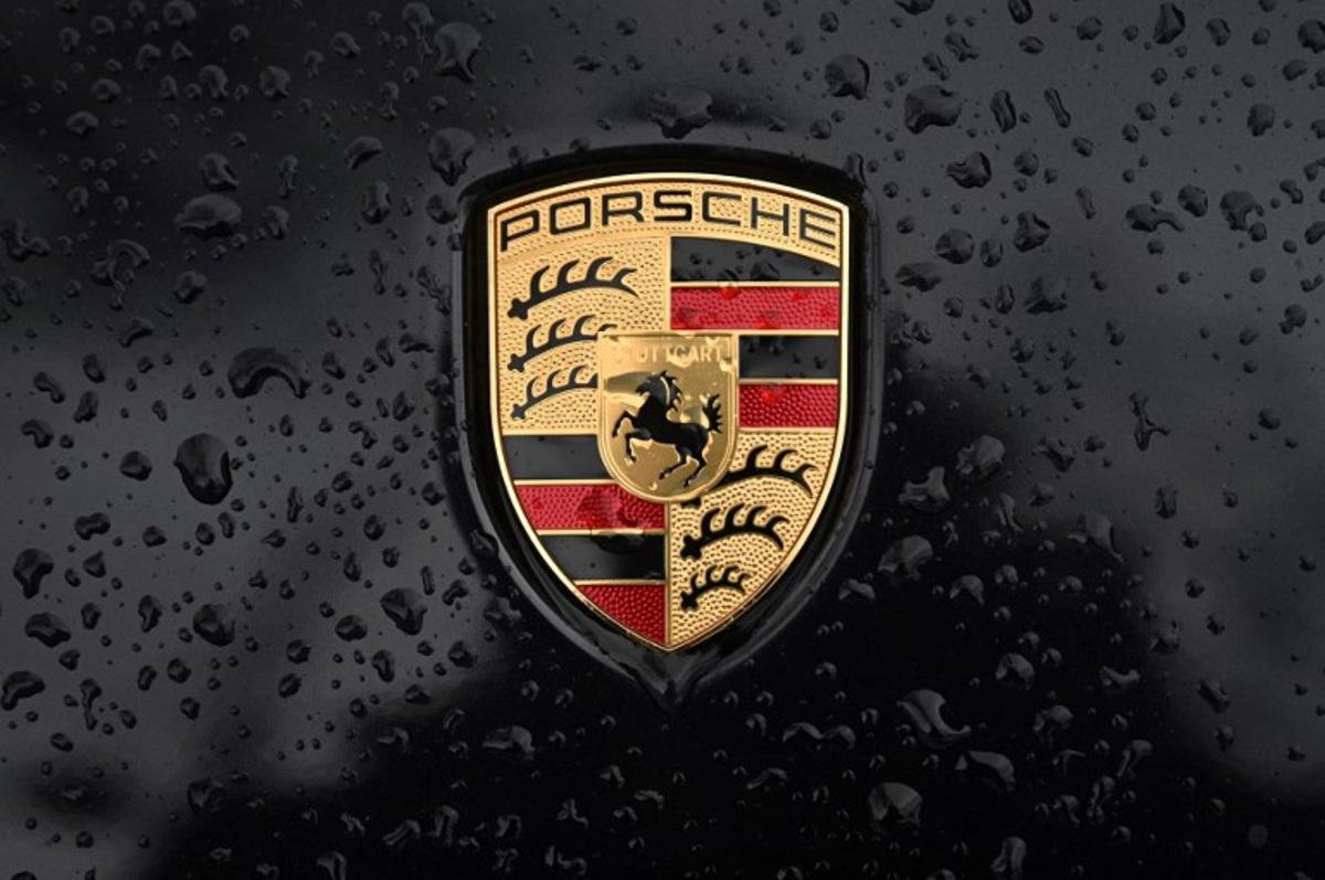 This photographgraph taken on January 10, 2023 shows the logo of German car manufacturer Porsche, in Paris.  Emmanuel DUNAND / AFP