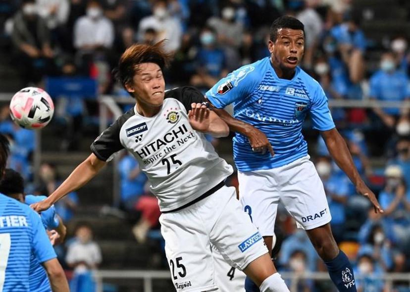 Yokohama FC's Brazilian defender Maguinho (R) and Kashiwa Reysol?s defender Takuma Ominami (L) fight for the ball during the J-League football match between Yokohama FC and Kashiwa Reysol at Nippatsu Mutsuzawa stadium in Yokohama on October 3, 2020.   Kazuhiro NOGI / AFP