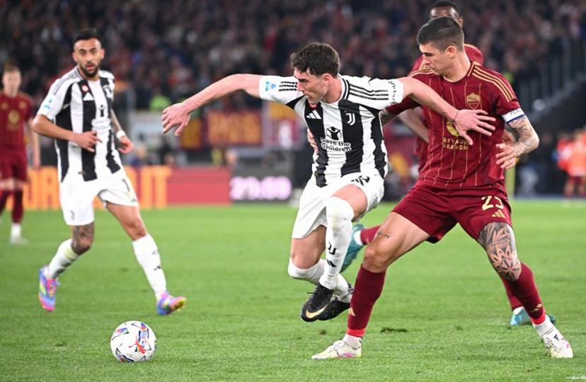 Juventus' Serbian forward #9 Dusan Vlahovic (C) fights for the ball with Roma's Italian defender #23 Gianluca Mancini (R) during the Italian Serie A football match AS Roma vs Juventus at Olympic stadium in Rome on April 6, 2025.  Alberto PIZZOLI / AFP