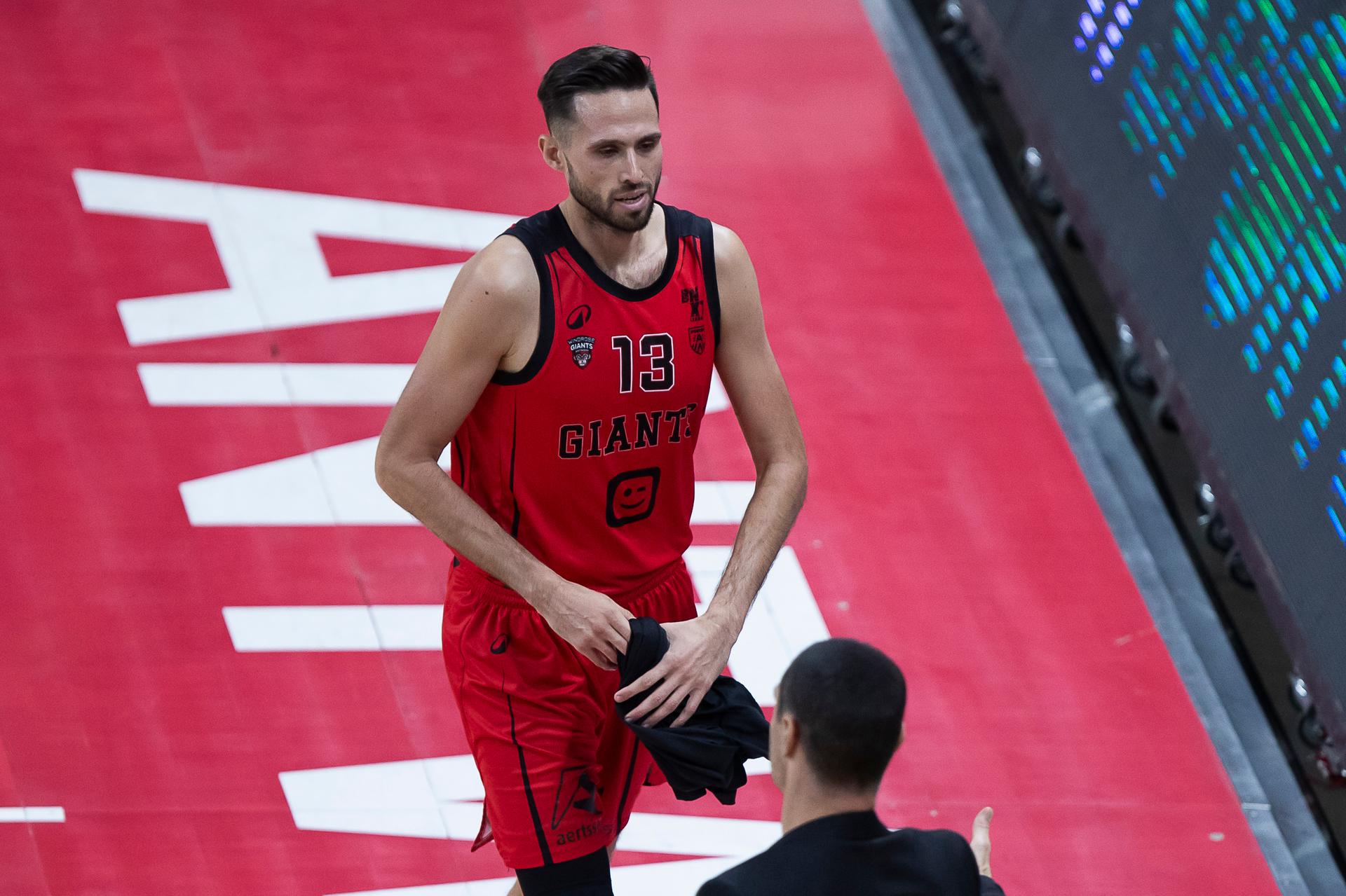 Antwerp's Yoeri Schoepen and Antwerp's head coach Roel Moors pictured during a basketball match between Antwerp Giants and Mons-Hainaut, Sunday 26 October 2025 in Antwerp, matchday 5/34 in the 'BNXT League' Belgian/ Dutch first division basket championship. BELGA PHOTO KRISTOF VAN ACCOM