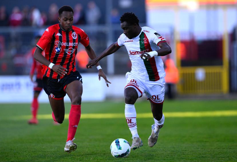 Seraing's Djbril Diarra and Essevee's Joseph Opoku fight for the ball during a soccer match between RFC Seraing and Zulte Waregem, Sunday 06 April 2025 in Seraing, on day 28 of the 2024-2025 'Challenger Pro League' 1B second division of the Belgian championship. BELGA PHOTO JOHN THYS