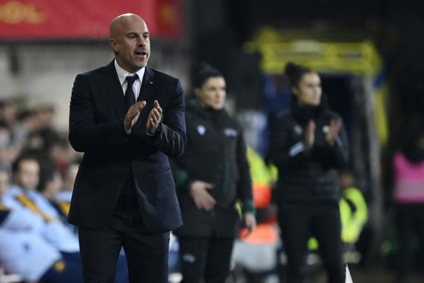 Italy's coach Andrea Soncin claps during the UEFA Women's Nations League group A4 football match between Spain and Italy at the Pasaron Municipal Stadium in Pontevedra.  MIGUEL RIOPA / AFP