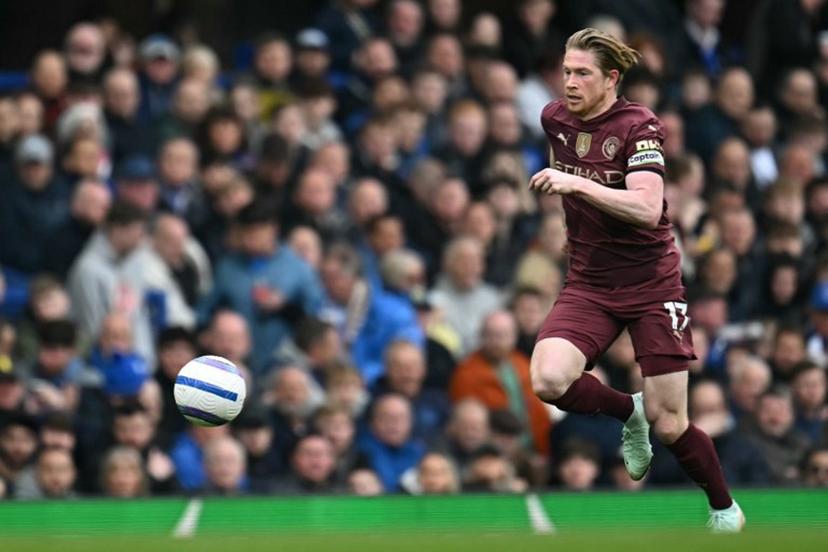 Manchester City's Belgian midfielder #17 Kevin De Bruyne runs with the ball during the English Premier League football match between Everton and Manchester City at Goodison Park in Liverpool, north west England on April 19, 2025.  Paul ELLIS / AFP