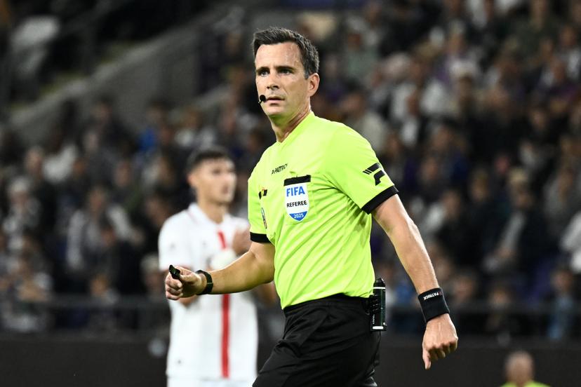 referee Erik Lambrechts pictured during a soccer match between RSC Anderlecht and Royal Antwerp FC, Saturday 20 September 2025 in Anderlecht, on day 8 of the 2025-2026 'Jupiler Pro League' first division of the Belgian championship. BELGA PHOTO MAARTEN STRAETEMANS