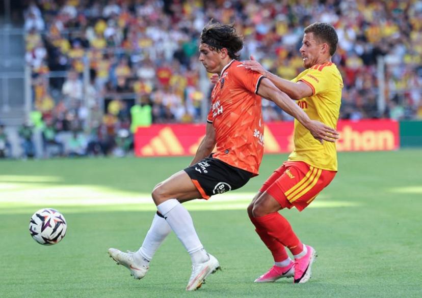 Lens' Belgian midfielder #09 Thorgan Hazard (R) and Lorient's Greek midfielder #77 Panos Katseris fight for the ball during the French L1 football match between RC Lens and FC Lorient at the Stade Bollaert-Delelis in Lens, northern France, on September 5, 2026.  Francois LO PRESTI / AFP