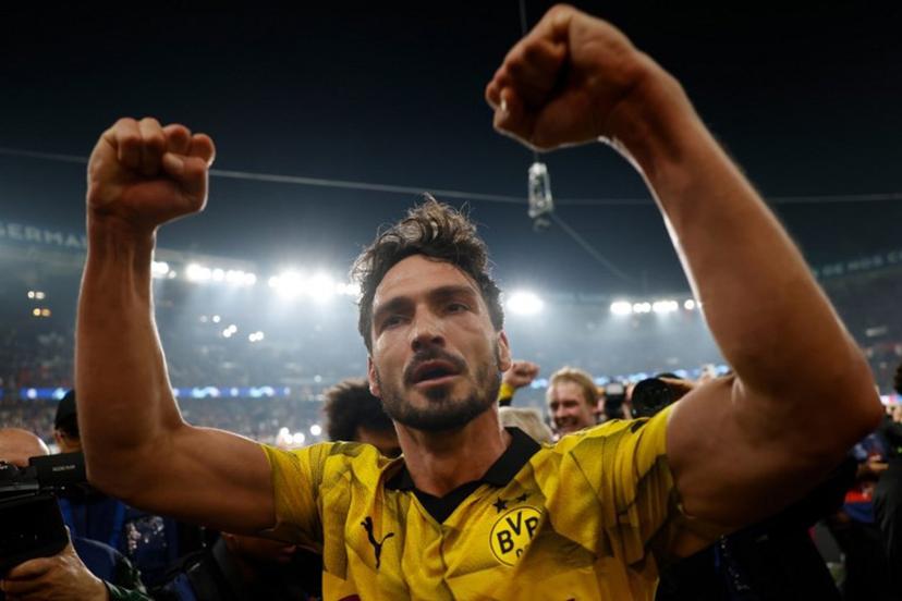 Dortmund's German defender #15 Mats Hummels celebrates Dortmund's victory at the end of their UEFA Champions League semi-final second leg football match against Paris Saint-Germain (PSG) at the Parc des Princes stadium in Paris on May 7, 2024.  Odd ANDERSEN / AFP