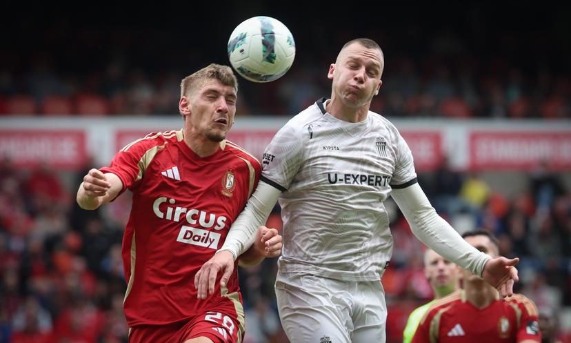 Standard's Daan Dierckx and Charleroi's Nikola Stulic fight for the ball during a soccer match between Standard de Liege and Sporting Charleroi, Sunday 04 May 2025 in Liege, on day 7 (out of 10) of the Europe Play-offs of the 2024-2025 'Jupiler Pro League' first division of the Belgian championship. BELGA PHOTO VIRGINIE LEFOUR