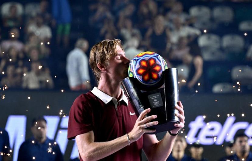 Canada's Denis Shapovalov celebrates with his trophy after defeating US' Aleksandar Kovacevic during the Mexico ATP Open men's singles tennis final match at the Cabo Sports Complex in Los Cabos, Baja California, Mexico, on July 19, 2025.  Alfredo ESTRELLA / AFP