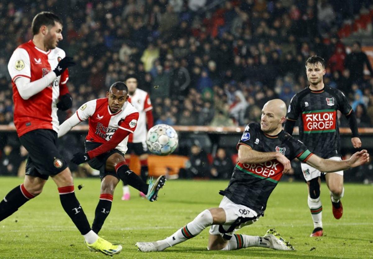 Feyenoord's Brazilian forward Igor Paixao (C) shoots past NEC Nijmegen's Dutch defender Bram Nuytinck (R) during the Dutch Eredivisie football match between Feyenoord and NEC Nijmegen at The Stadium de Kuip  in Rotterdam on January 14, 2024.  MAURICE VAN STEEN / ANP / AFP