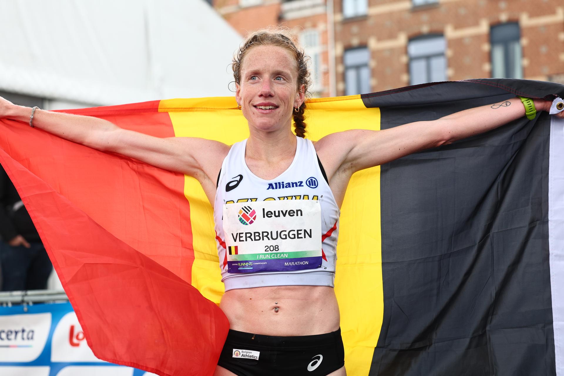 Belgian Hanne Verbruggen poses with a Belgian flag at the women marathon race at European Running Championships, from Leuven to Brussels, Sunday 13 April 2025.  BELGA PHOTO DAVID PINTENS