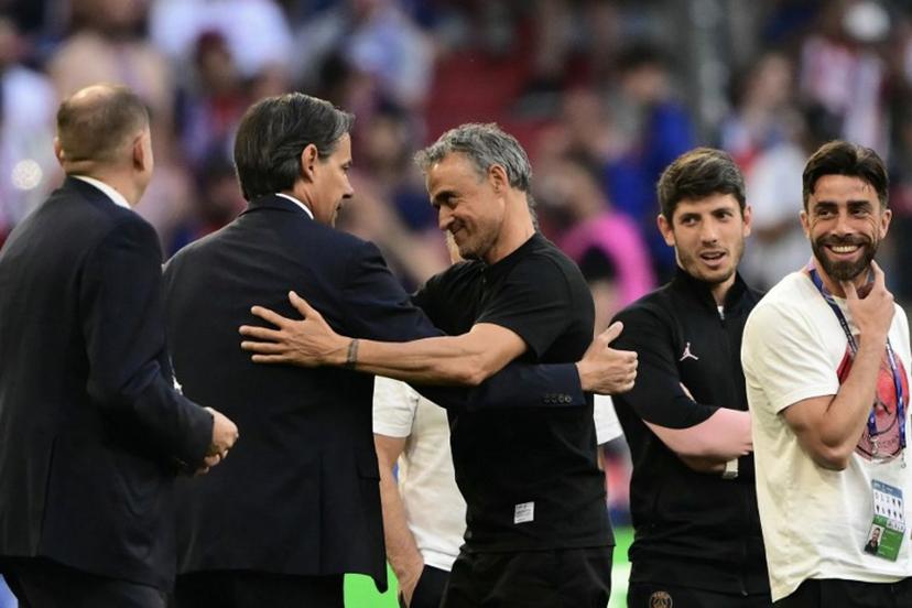 Paris Saint-Germain's Spanish headcoach Luis Enrique (C) greets Inter Milan's Italian coach Simone Inzaghi before the UEFA Champions League final football match between Inter Milan and Paris Saint-Germain (PSG) in Munich, southern Germany on May 31, 2025.   Marco BERTORELLO / AFP