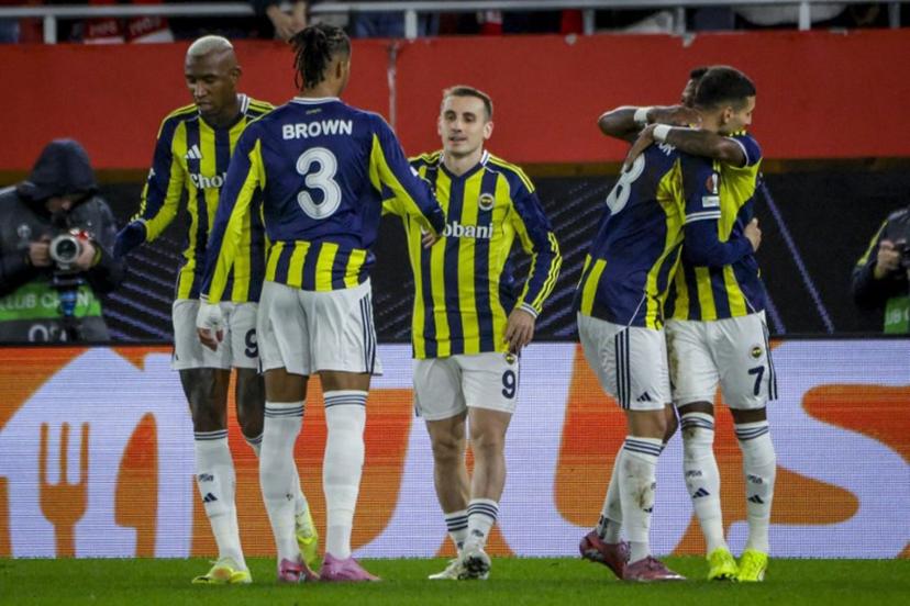 Fenerbahce's Turkish forward #09 Muhammed Kerem Akturkoglu (C) celebrates his 0-1 with team mates during the UEFA Europa League first round - day 6 football match between SK Brann and Fenerbahce in Bergen, Norway on December 11, 2025.  Paul S. Amundsen / NTB / AFP