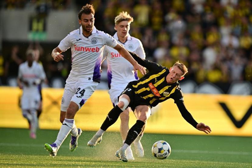 Anderlecht's Enric Llansana and Hcken's Julius Lindberg vie for the ball during the second qualifying round of the Europa League football match between BK Hacken and RSC Anderlecht at Hisingen Arena in Gothenburg, Sweden on July 31, 2025.  Hanna BRUNLOF / TT News Agency / AFP