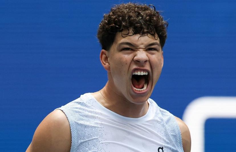 USA's Ben Shelton reacts during his men's singles first round tennis match against Peru's Ignacio Buse on day one of the US Open tennis tournament at the USTA Billie Jean King National Tennis Center in New York City, on August 24, 2025.  TIMOTHY A. CLARY / AFP