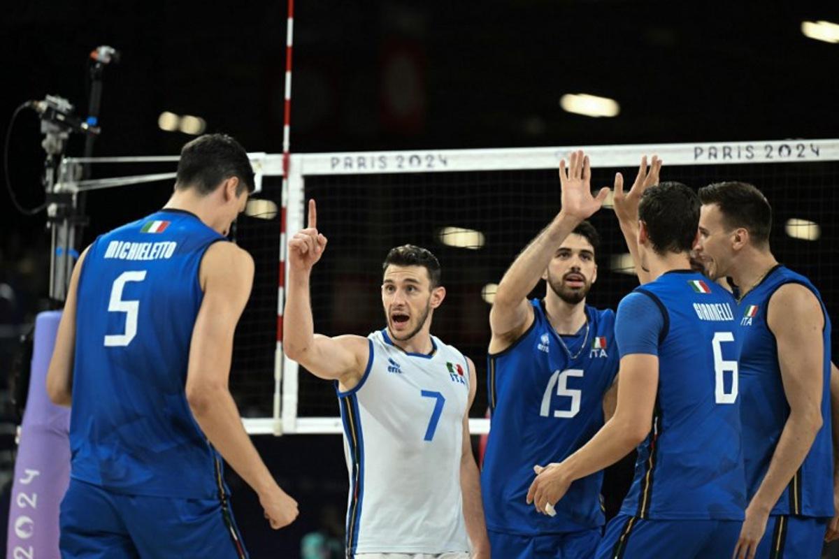 Italy's players congratulate each other during men's volleyball bronze medal match between Italy and USA at the South Paris Arena 1 in Paris on August 9, 2024 during the Paris 2024 Olympic Games.  Natalia KOLESNIKOVA / AFP