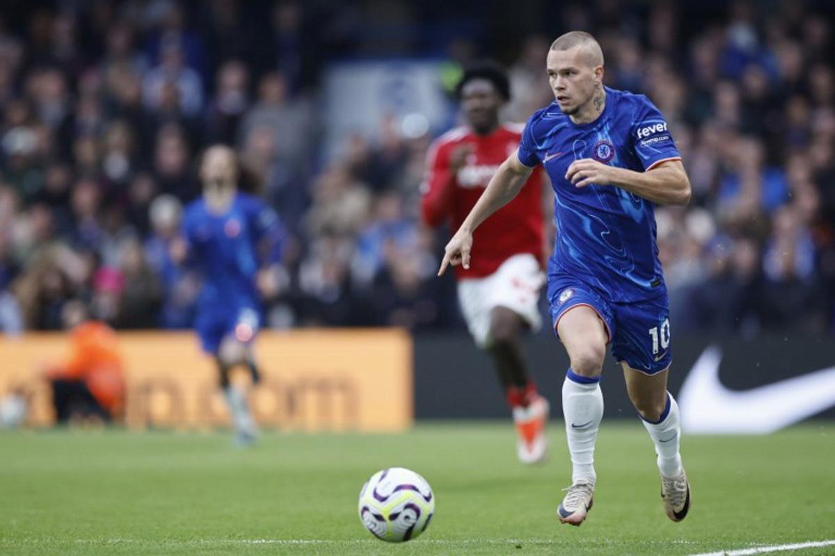Chelsea's Ukrainian midfielder #10 Mykhailo Mudryk runs with the ball during the English Premier League football match between Chelsea and Nottingham Forest at Stamford Bridge in London on October 6, 2024.  BENJAMIN CREMEL / AFP