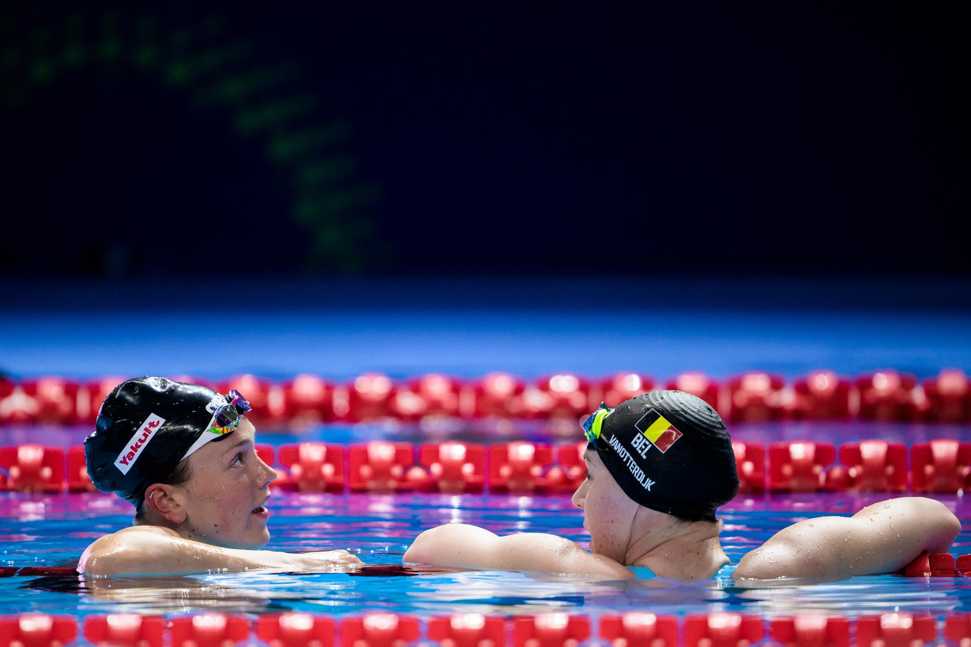 ATTENTION EDITORS - BENELUX ONLY - 250731 Florine Gaspard and Roos Vanotterdijk of Belgium after competing in women's 100 meters freestyle swimming heats during day 21 of the World Aquatics Championships on July 31, 2025 in Singapore.  Photo: Joel Marklund / BILDBYRÅN / kod JM / JM0716 bbeng simning swimming svømming sim-vm vm sim-vm 2025 world aquatics championships 2025 dam