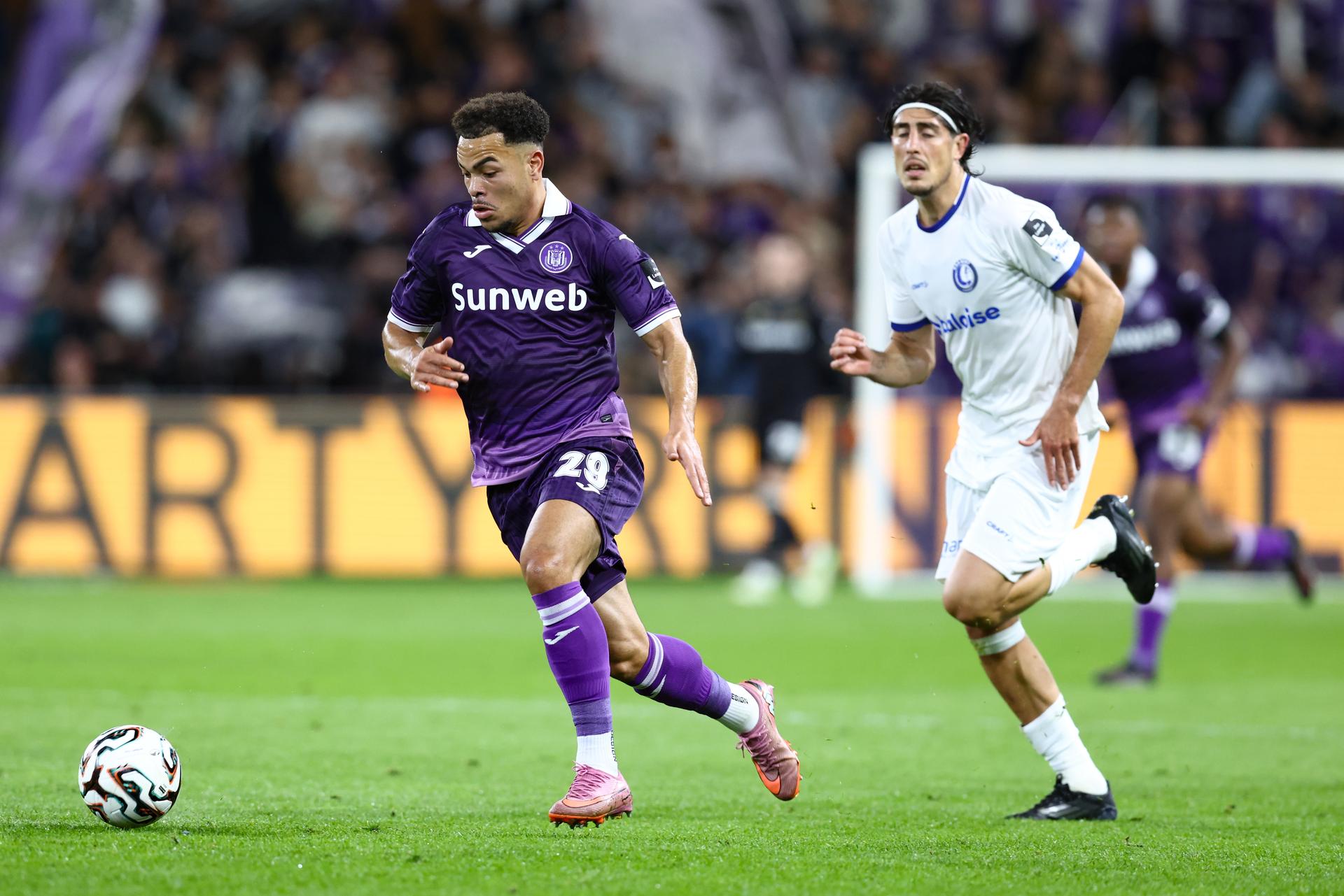 Anderlecht's Mario Stroeykens and Gent's Omri Gandelman fight for the ball during a soccer match between RSC Anderlecht and KAA Gent, Tuesday 23 September 2025 in Anderlecht, a postponed game of day 5 of the 2025-2026 'Jupiler Pro League' first division of the Belgian championship. BELGA PHOTO BRUNO FAHY