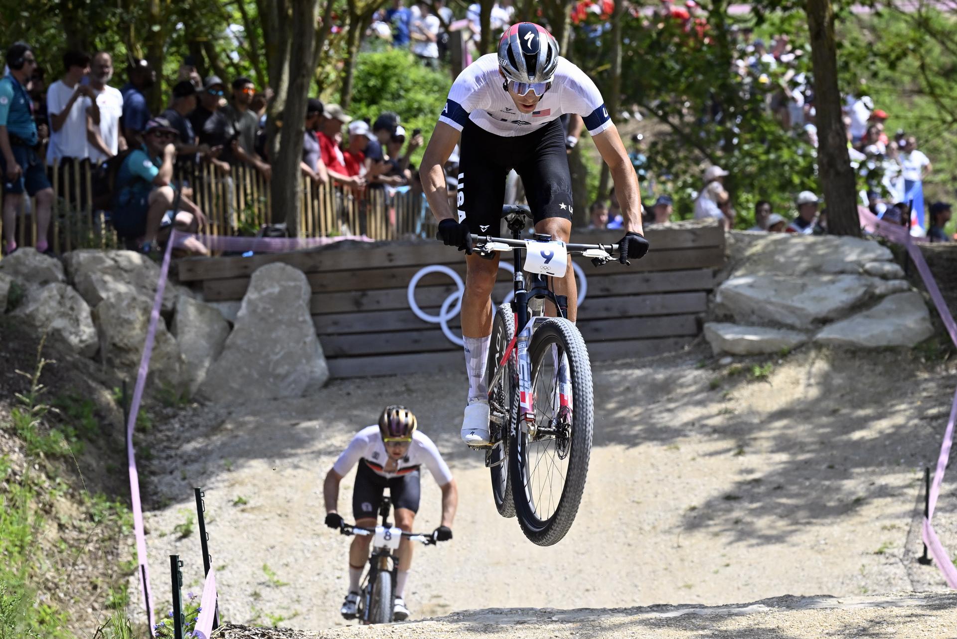 American Christopher Blevins pictured in action during the men's cross-country mountain bike cycling race at the Paris 2024 Olympic Games, at the Colline d'Elancourt climb near Paris, France on Monday 29 July 2024. The Games of the XXXIII Olympiad are taking place in Paris from 26 July to 11 August. The Belgian delegation counts 165 athletes competing in 21 sports. BELGA PHOTO DIRK WAEM