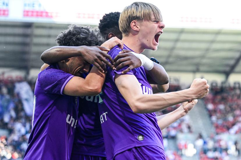 ANderlecht's Nathan De Cat celebrates after scoring during a soccer match between Royal Antwerp FC and RSC Anderlecht, Thursday 01 May 2025 in Antwerp, on day 7 (out of 10) of the Champions' Play-offs of the 2024-2025 'Jupiler Pro League' first division of the Belgian championship. BELGA PHOTO TOM GOYVAERTS