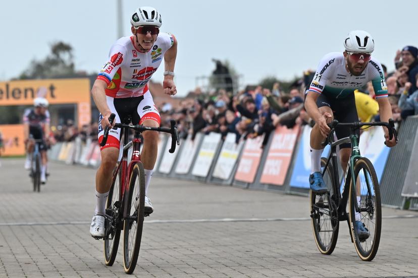 Belgian Michael Vanthourenhout and Dutch Joris Nieuwenhuis sprint for the finish of the men elite race of the Cyclocross Ruddervoorde, Sunday 19 October 2025 in Ruddervoorde, stage 2 (out of 7) of the Superprestige cyclocross cycling competition. BELGA PHOTO LUC CLAESSEN