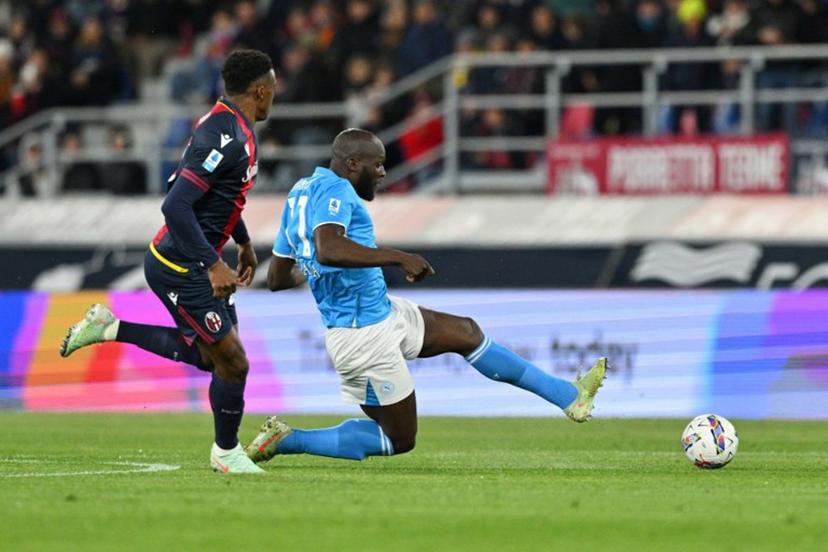 CNapoli's Belgian forward #11 Romelu Lukaku (R) fights for the ball with Bologna's Colombian defender #26 Jhon Lucumi during the Italian Serie A football match between Bologna and Napoli at the Renato Dall'Ara stadium in Bologna on April 7, 2025.  Andreas SOLARO / AFP