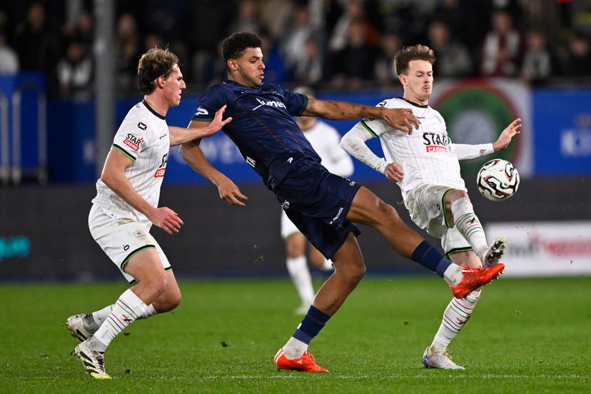 OHL's Lukasz Lakomy, Essevee's Anosike Ementa and OHL's Mathieu Maertens fight for the ball during a soccer match between Oud-Heverlee Leuven and Zulte Waregem, Sunday 07 December 2025 in Leuven, on day 17 of the 2025-2026 'Jupiler Pro League' first division of the Belgian championship. BELGA PHOTO JOHAN EYCKENS