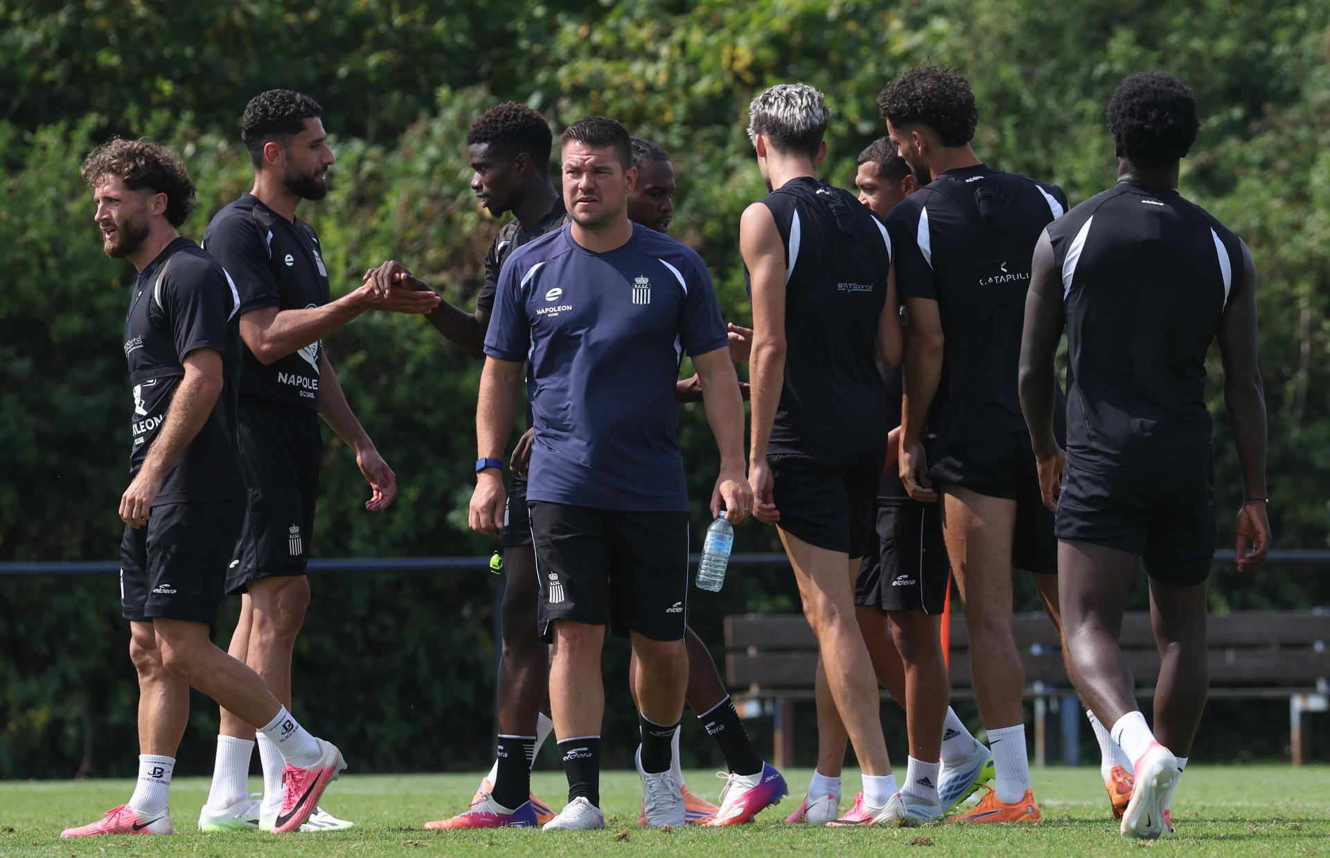 Charleroi head coach Mario Kohnen talks to his players during the summer training camp of Belgian first division soccer team Sporting Charleroi in Venlo, the Netherlands on Thursday 16 July 2026, to prepare for the upcoming 2026-2027 season. BELGA PHOTO VIRGINIE LEFOUR