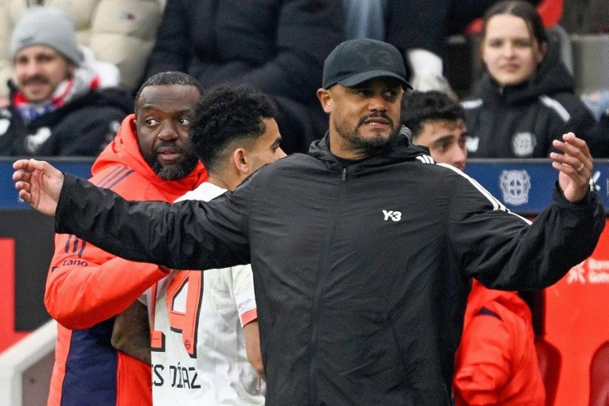 Bayern Munich's Belgian head coach Vincent Kompany (R) reacts after Bayern Munich's Colombian forward #14 Luis Diaz (C) was sent off by the referee during the German first division Bundesliga football match between Bayer 04 Leverkusen and FC Bayern Munich in Leverkusen, western Germany on March 14, 2026.  INA FASSBENDER / AFP