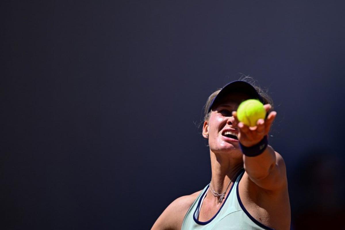 Ukraine's Dayana Yastremska serves to Russia's Liudmila Samsonova during their women's singles match on day 6 of the French Open tennis tournament at the Roland-Garros Complex in Paris on May 30, 2025.  JULIEN DE ROSA / AFP
