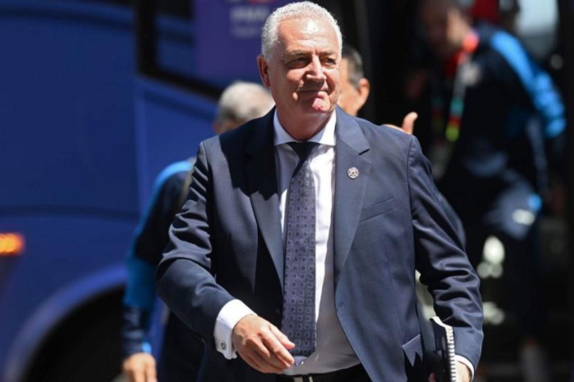 Paraguay's Argentine head coach Gustavo Alfaro steps out of the team's bus ahead of its arrival for the 2026 World Cup round of 16 football match between Paraguay and France at the Philadelphia Stadium in Philadelphia on July 4, 2026.   MAURO PIMENTEL / AFP