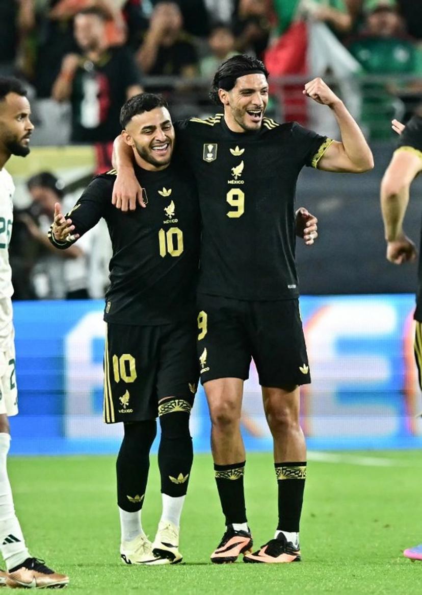 Mexico's forward #10 Alexis Vega celebrates scoring his team's first goal on an assist by Mexico's forward #09 Raúl Jiménez during the CONCACAF Gold Cup quartefinal match between Mexico and Saudi Arabia at State Farm Stadium in Glendale, Arizona on June 28, 2025.  Frederic J. Brown / AFP