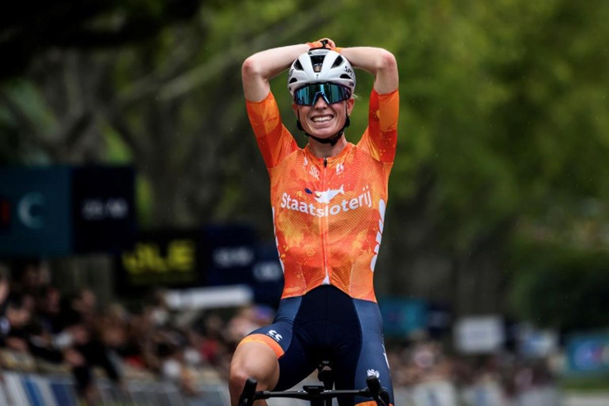 Dutch rider Demi Vollering celebrates as she wins the women 2025 UEC European road cycling championship, around Valence, on October 4, 2025.  JEFF PACHOUD / AFP
